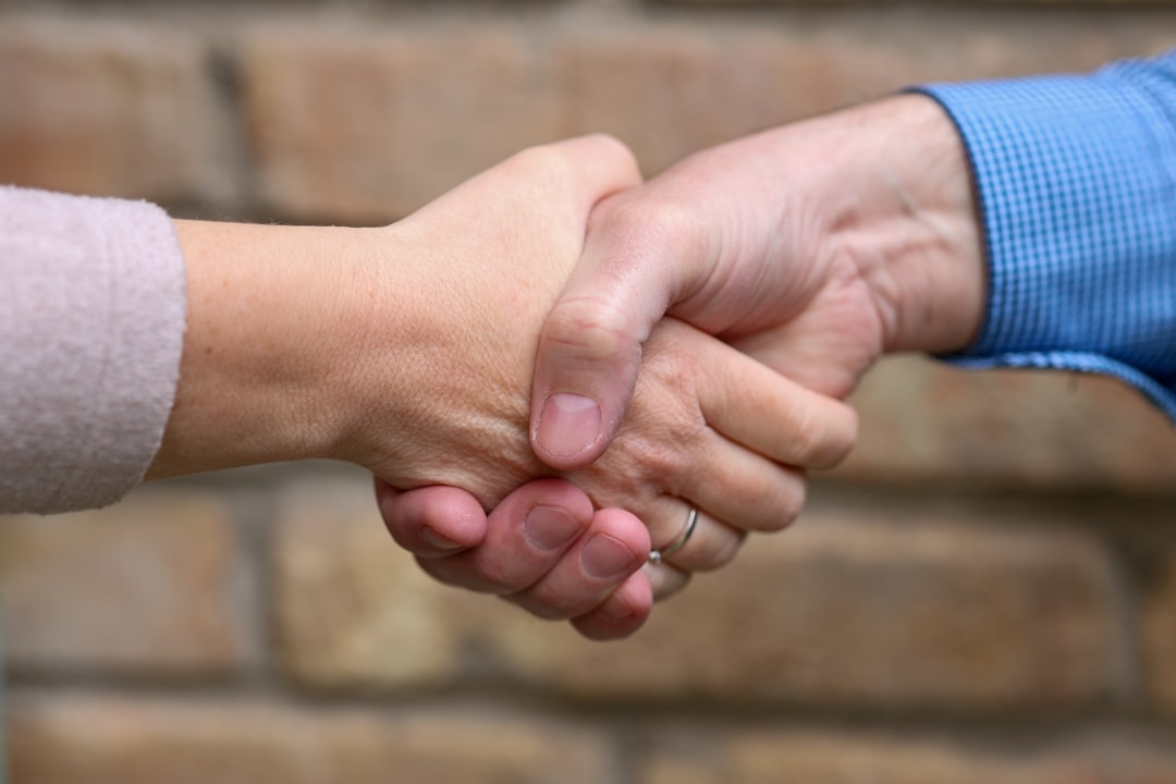 how to choose a packaging supplier - Two people are shaking hands.
